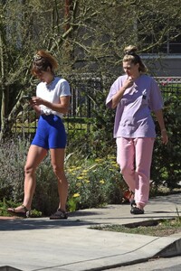 jessica-and-ashley-hart-out-for-afternoon-walk-in-los-angeles-05-10-2022-4.jpg