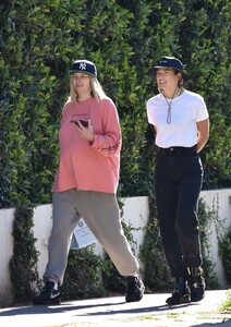 jessica-and-ashley-hart-out-hiking-in-los-feliz-01-24-2022-0.jpg