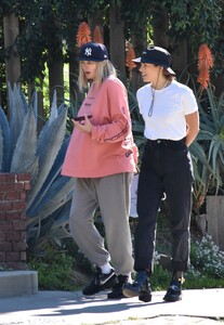 jessica-and-ashley-hart-out-hiking-in-los-feliz-01-24-2022-1.jpg