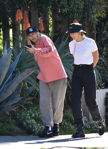 jessica-and-ashley-hart-out-hiking-in-los-feliz-01-24-2022-3.jpg