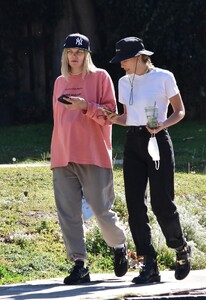 jessica-and-ashley-hart-out-hiking-in-los-feliz-01-24-2022-4.jpg