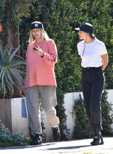 jessica-and-ashley-hart-out-hiking-in-los-feliz-01-24-2022-5.jpg