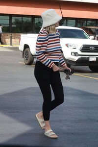 jessica-hart-out-for-grocery-in-pasadena-03-19-2022-1.jpg