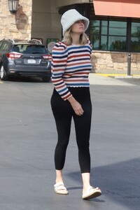 jessica-hart-out-for-grocery-in-pasadena-03-19-2022-2.jpg