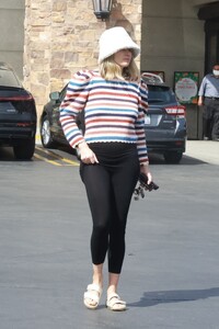 jessica-hart-out-for-grocery-in-pasadena-03-19-2022-5.jpg