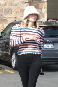 jessica-hart-out-for-grocery-in-pasadena-03-19-2022-6.jpg
