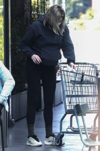 jessica-hart-out-shopping-in-silver-lake-01-08-2022-0.thumb.jpg.a5ebfe1dea0af8061cb1d6bba719d2e4.jpg