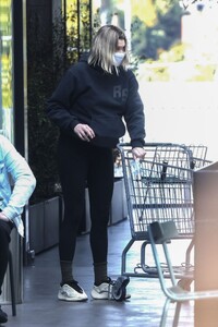 jessica-hart-out-shopping-in-silver-lake-01-08-2022-2.thumb.jpg.751eede040fac7e8bbc77de455233da4.jpg