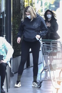 jessica-hart-out-shopping-in-silver-lake-01-08-2022-4.thumb.jpg.65938dddf7d70f89017829053423d4c0.jpg