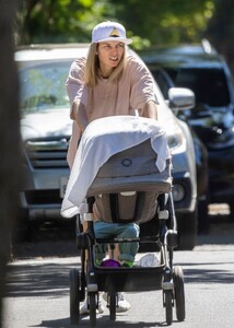 jessica-hart-out-with-her-baby-in-hollywood-08-11-2022-2.jpg