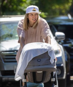 jessica-hart-out-with-her-baby-in-hollywood-08-11-2022-6.jpg