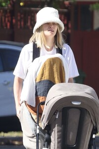 jessica-hart-out-with-her-kids-in-los-angeles-05-06-2022-6.jpg