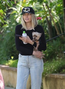 jessica-hart-out-with-ner-baby-and-mother-in-los-angeles-04-29-2022-0.jpg