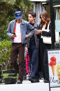 kaia-gerber-and-austin-butler-out-for-dinner-with-cindy-crawford-and-rande-gerber-in-los-angeles-05-25-2023-0.jpg