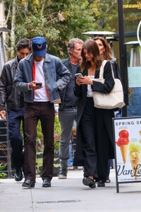 kaia-gerber-and-austin-butler-out-for-dinner-with-cindy-crawford-and-rande-gerber-in-los-angeles-05-25-2023-2.jpg