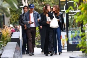 kaia-gerber-and-austin-butler-out-for-dinner-with-cindy-crawford-and-rande-gerber-in-los-angeles-05-25-2023-4.jpg
