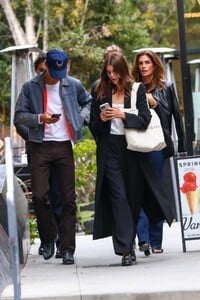 kaia-gerber-and-austin-butler-out-for-dinner-with-cindy-crawford-and-rande-gerber-in-los-angeles-05-25-2023-5.jpg