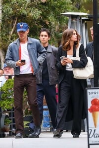 kaia-gerber-and-austin-butler-out-for-dinner-with-cindy-crawford-and-rande-gerber-in-los-angeles-05-25-2023-6.jpg
