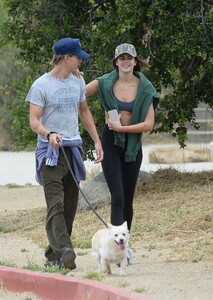 kaia-gerber-and-austin-butler-out-hikinig-in-los-angeles-05-27-2023-0.jpg