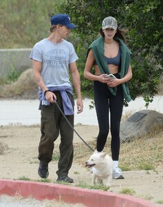 kaia-gerber-and-austin-butler-out-hikinig-in-los-angeles-05-27-2023-1.jpg