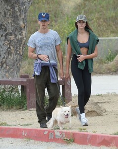 kaia-gerber-and-austin-butler-out-hikinig-in-los-angeles-05-27-2023-2.jpg