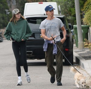 kaia-gerber-and-austin-butler-out-hikinig-in-los-angeles-05-27-2023-3.jpg