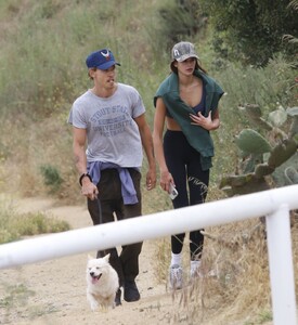 kaia-gerber-and-austin-butler-out-hikinig-in-los-angeles-05-27-2023-5.jpg