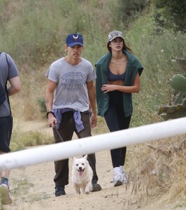 kaia-gerber-and-austin-butler-out-hikinig-in-los-angeles-05-27-2023-6.jpg