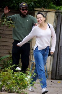 kate-hudson-cisits-a-friends-in-pacific-palisades-05-21-2023-0.jpg