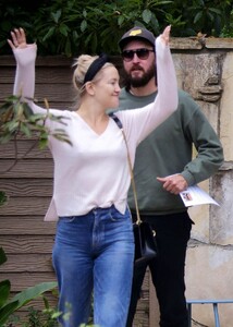 kate-hudson-cisits-a-friends-in-pacific-palisades-05-21-2023-1.jpg