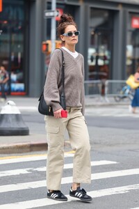 katie-holmes-out-and-about-in-new-york-06-03-2023-2.jpg