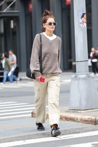 katie-holmes-out-and-about-in-new-york-06-03-2023-4.jpg