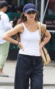 katie-holmes-out-and-about-in-new-york-06-17-2023-2.jpg
