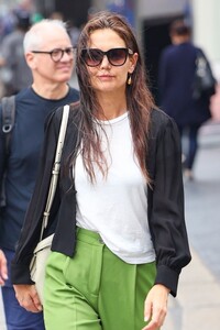 katie-holmes-out-and-about-in-new-york-06-23-2023-7.jpg