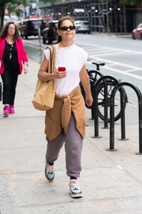 katie-holmes-out-and-about-in-new-york-06-26-2023-2.jpg