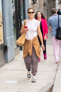 katie-holmes-out-and-about-in-new-york-06-26-2023-6.jpg