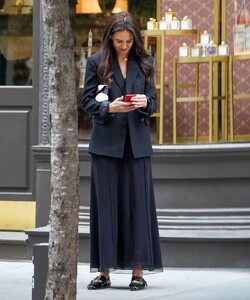 katie-holmes-out-greeting-friends-in-new-york-06-05-2023-0.jpg