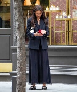 katie-holmes-out-greeting-friends-in-new-york-06-05-2023-3.jpg