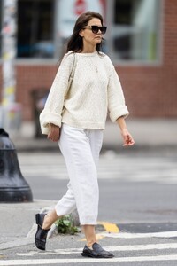 katie-holmes-out-in-new-york-06-04-2023-2.jpg