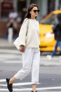 katie-holmes-out-in-new-york-06-04-2023-5.jpg