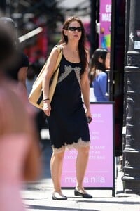 katie-holmes-out-shopping-in-new-york-06-14-2023-3.jpg