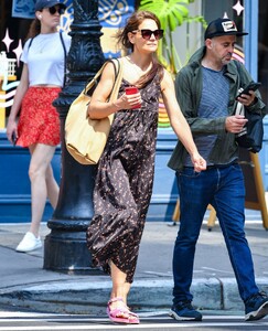 katie-holmes-out-with-a-friend-in-new-york-06-19-2023-0.jpg