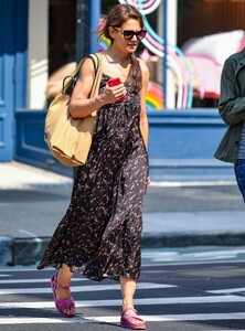 katie-holmes-out-with-a-friend-in-new-york-06-19-2023-1.jpg