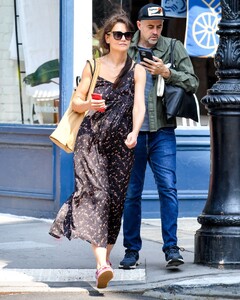 katie-holmes-out-with-a-friend-in-new-york-06-19-2023-2.jpg