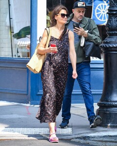 katie-holmes-out-with-a-friend-in-new-york-06-19-2023-3.jpg