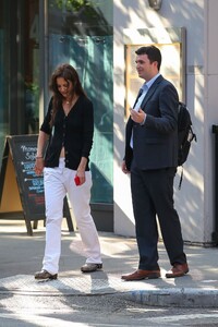 katie-holmes-out-with-friends-in-new-york-06-01-2023-0.jpg