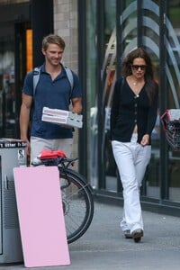 katie-holmes-out-with-friends-in-new-york-06-01-2023-3.jpg