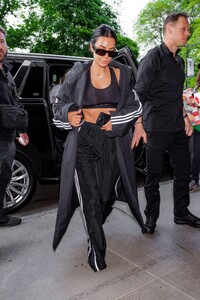 kim-and-khloe-kardashian-arrives-at-a-hotel-in-new-york-05-15-2023-5.jpg