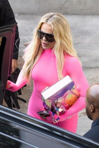 kim-and-khloe-kardashian-at-a-barbie-store-in-santa-monica-06-14-2023-5.thumb.jpg.2721ce8dd048a2d5deb5f408c88738c7.jpg