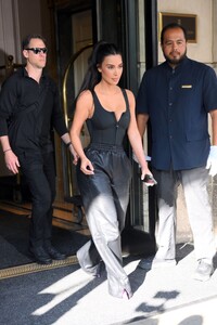kim-kardashian-leaves-her-hotel-in-new-york-05-16-2023-7.jpg